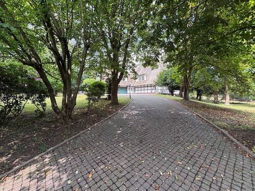 Einfahrt - 9 Zimmer Einfamilienhaus zum Kaufen in Hüllhorst