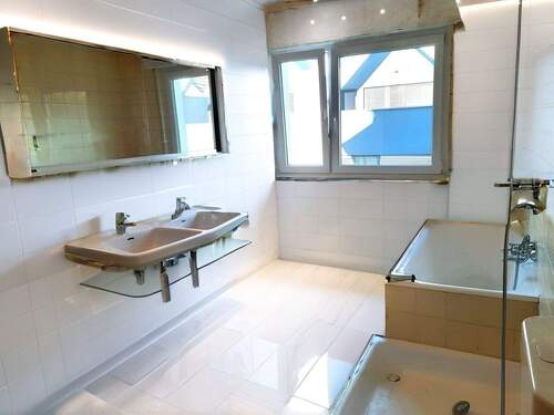 Tageslichtbad Ki-generiert neue Fliesen - 