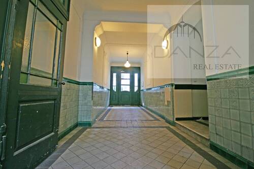 Hauseingang - Etagenwohnung mit 61,10 m&sup2; in Berlin / Wedding zum Kaufen
