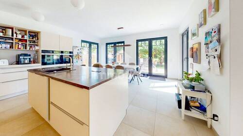 moderne Küche mit Zugang zur Terrasse - 8 Zimmer Einfamilienhaus in Falkensee