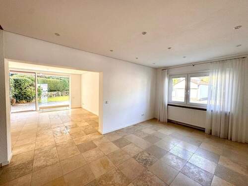 Wohn-/Esszimmer m. Zugang zu Terrasse und Garten - 