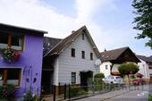 Ansicht Straßenseite - 5 Zimmer Doppelhaushälfte in Rödental