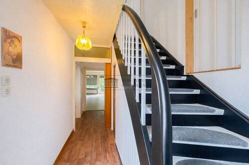 Flur und Treppe zum 2ten OG - 