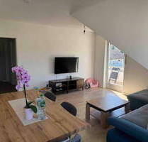 Helle und gepflegte 3-Zimmer-Dachgeschosswohnung mit Balkon, Einbauküche, Stellplatz & Keller - Klingenberg