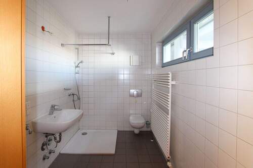 Bad mit Dusche - 