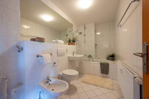 Bad mit Wanne und Bidet - 