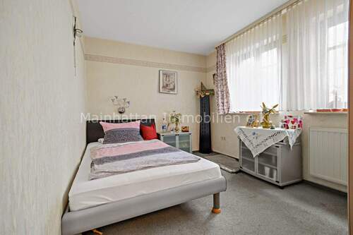 Schlafzimmer - 7 Zimmer Einfamilienhaus zum Kaufen in Bad Homburg vor der Höhe