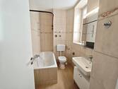 Bad mit Badewanne und WC - 