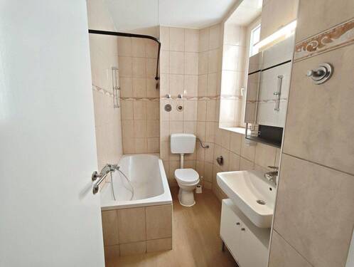 Bad mit Badewanne und WC - 