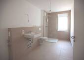 Badezimmer mit Dusche, WC und HRW - 