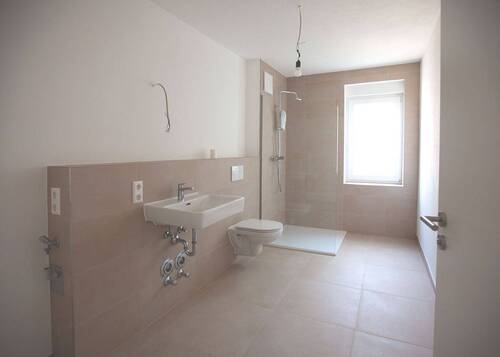 Badezimmer mit Dusche, WC und HRW - 