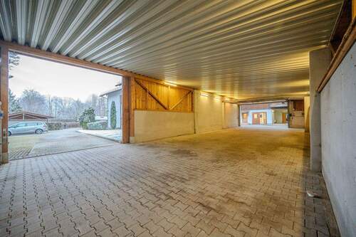 Große Halle mit 2 Zufahrten - 