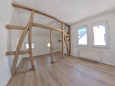 Zimmer 1 DG - Einfamilienhaus mit Fachwerk & Garten - Erstbezug nach Sanierung