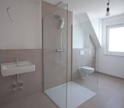 Badezimmer mit Dusche, WC und HRW - 