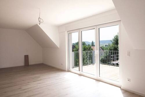 Wohnbereich u. Südbalkon - Maisonette-ETW in Güglingen – Südbalkon & Dachstudio, 79 m² Wfl. + 45 m² Nfl.
