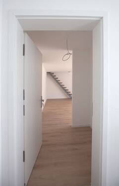 Eingang_Diele; Treppe zum ausgebauten Dachboden - 