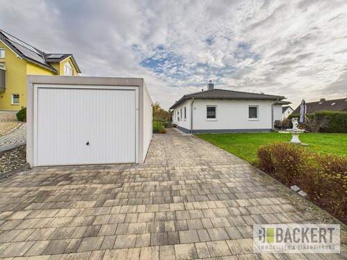 Ansicht Sraßenseite - Neuwertiger Winkelbungalow in begehrter Wohnlage - energieeffizient & gepflegt