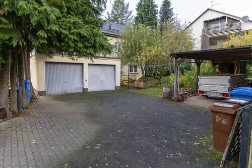 Großer Hof mit Garagen und Carport - 