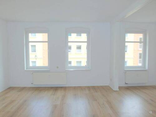 Wohnbereich, Schlafen - Freundliche 1-Zimmer-Wohnung mit Balkon (Westseitezum Hof), separater Küche, Laminat & Badewanne