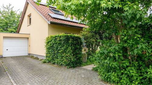 Vorgarten mit Garage - 7 Zimmer Einfamilienhaus in Nordhorn