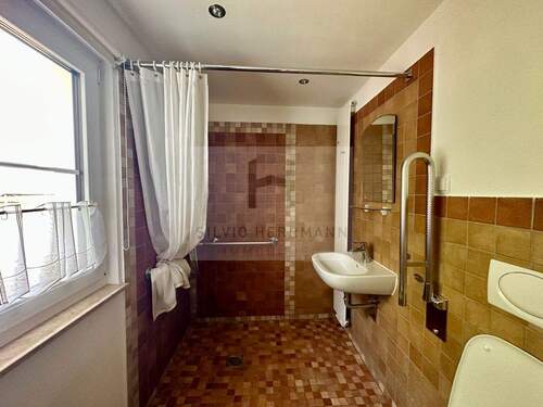 Badezimmer mit bodengleicher Dusche - 