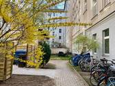 Innenhof / Eingang in den Seitenflügel - Gemütliche 2-Zimmer-Wohnung im einem Altbau in Berlin-Moabit