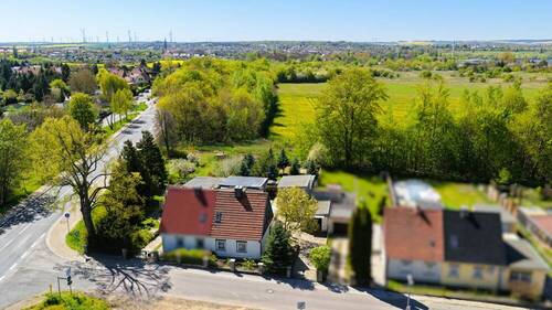 Luftansicht - Für Macher: Kleine Doppelhaushälfte + Garage + Garten + Nebengelass in Ortsrandlage von Aschersleben