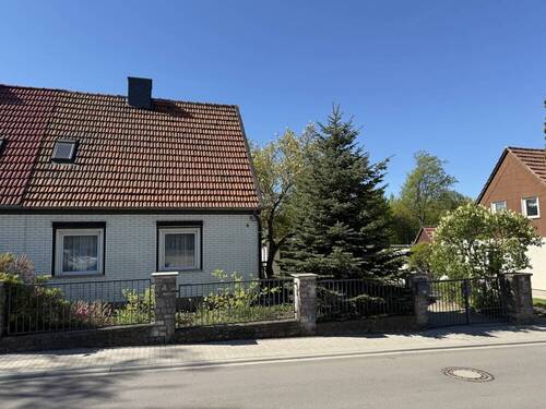 Hausansicht - Doppelhaushälfte mit 90,00 m&sup2; in Aschersleben zum Kaufen