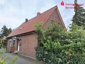 Strassenansicht Hauseingang - Wohnhaus in einer Fürstenauer Wohnsiedlung für Naturteichliebhaber und Handwerker