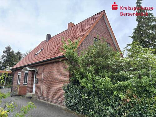 Strassenansicht Hauseingang - Wohnhaus in einer Fürstenauer Wohnsiedlung für Naturteichliebhaber und Handwerker