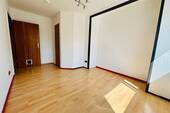 Schlafzimmer mit kleiner Ankleide - 