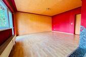 Wohnzimmer mit Zugang zum Balkon - 