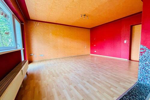 Wohnzimmer mit Zugang zum Balkon - 
