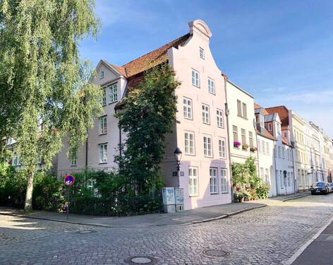 Hausansicht - Altstadtjuwel mit Traveblick - Modernisiertes Mehrfamilienhaus mit 5 Einheiten