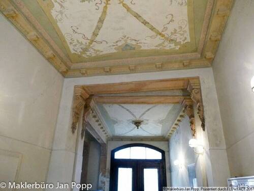 Hauseingang mit Malereien - 