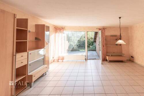 Wohnzimmer mit Gartenausgang - 5 Zimmer Mehrfamilienhaus, Wohnhaus zum Kaufen in Brüggen