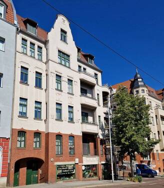 Hausansicht straßenseitig - 2 Zimmer Etagenwohnung zum Kaufen in Halle (Saale)