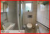 Wohnung: Tageslichtbadezimmer mit Dusche - 