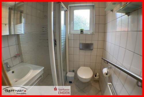 Wohnung: Tageslichtbadezimmer mit Dusche - 