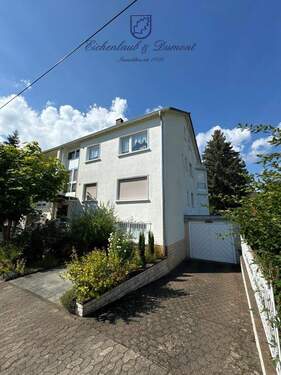 Gebäudeansicht - 8 Zimmer Mehrfamilienhaus, Wohnhaus zum Kaufen in Schwalbach