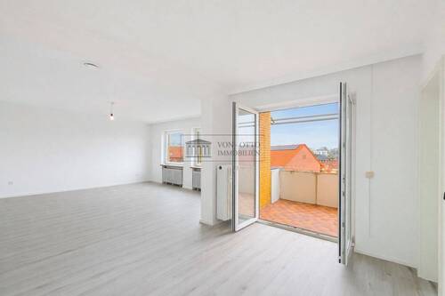 Wohnzimmer mit Zugang zum Balkon - 2 Zimmer Etagenwohnung zum Kaufen in Hannover