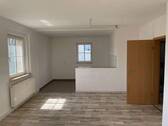 Wohnzimmer mit offener Küche - 3 Zimmer Etagenwohnung in Schkopau