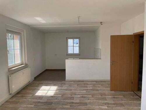 Wohnzimmer mit offener Küche - 3 Zimmer Etagenwohnung in Schkopau