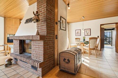 Kamin mit Blick auf den Essbereich - 