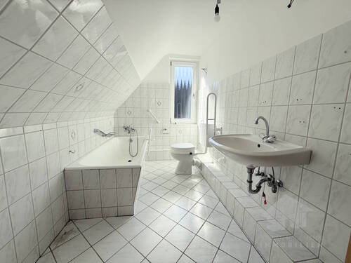 Bad mit Wanne - 