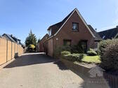 Hausansicht mit langer Auffahrt - 