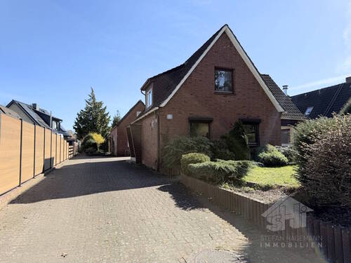 Hausansicht mit langer Auffahrt - 
