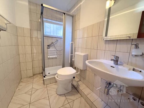 Bad mit Dusche im Erdgeschoss - 