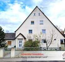 Doppelhaushälfte mit Stadtgarten, 2 Garagen und Nebengebäuden, zentral gelegen in Lauf