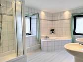 Bad mit Wanne und Dusche - 